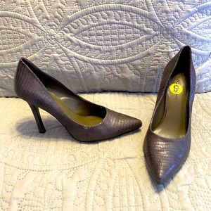 BCBG PUMPS